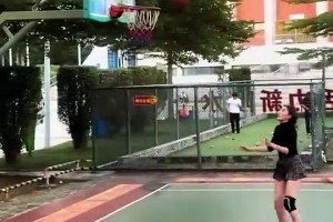 三上悠亚此前在宝岛联赛跟球迷比心，大批男球迷拿手机狂拍